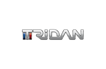 Logo « TRIDAN » en argent, avec des barres rouges, bleues et blanches sur le « T ».