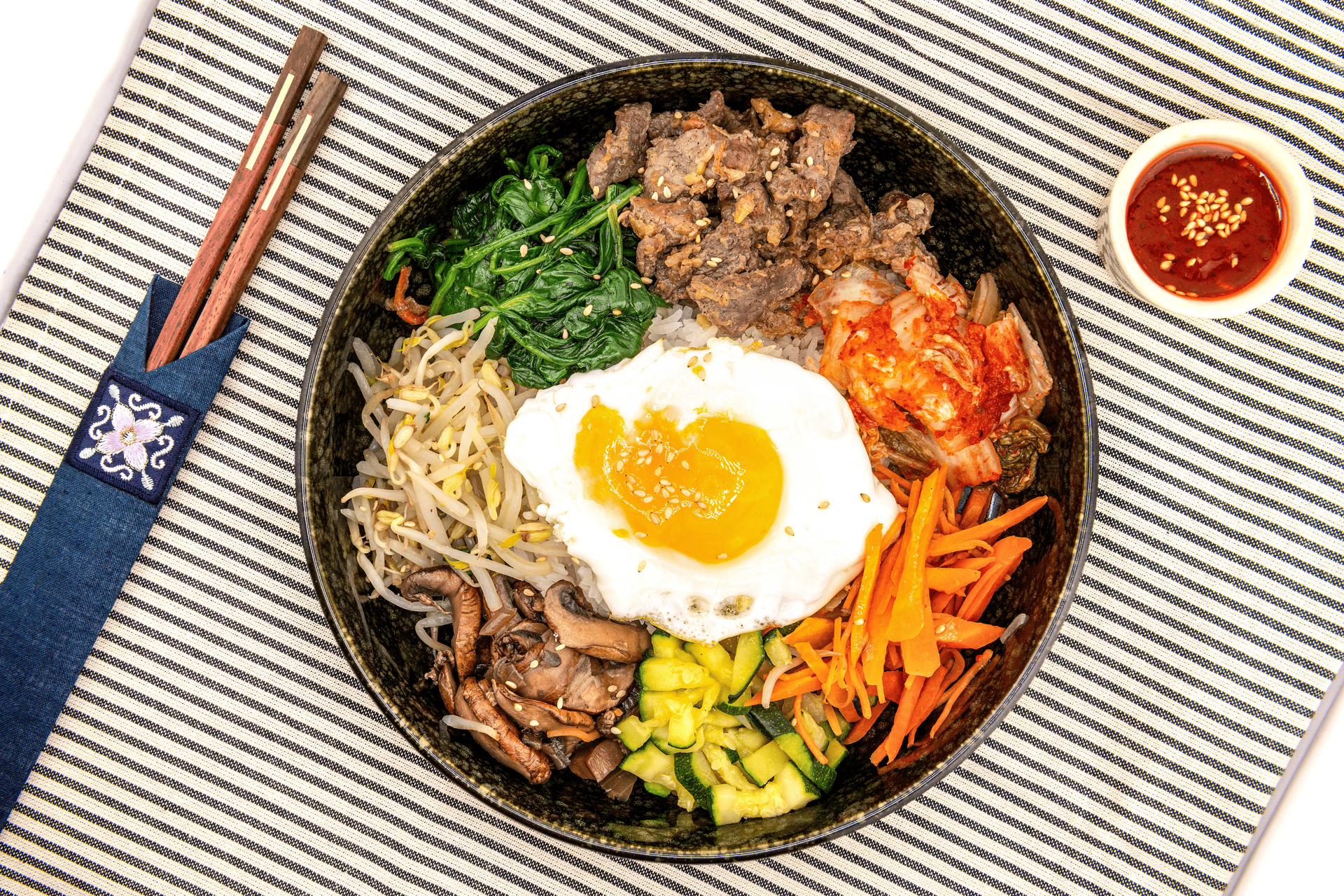 Un bol de nourriture avec de la viande et des légumes sur une table