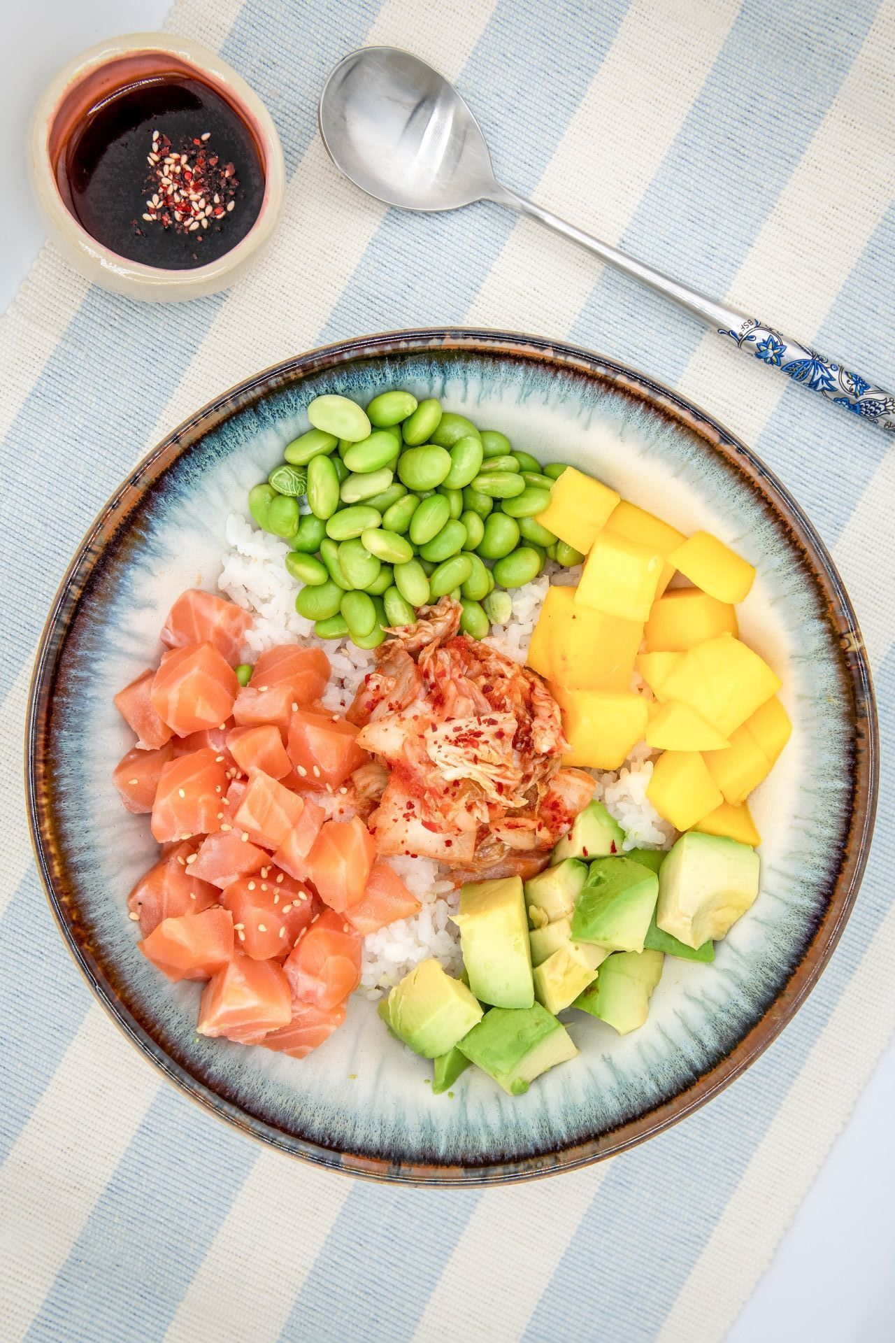 Un bol de nourriture avec des légumes et des fruits sur une table.
