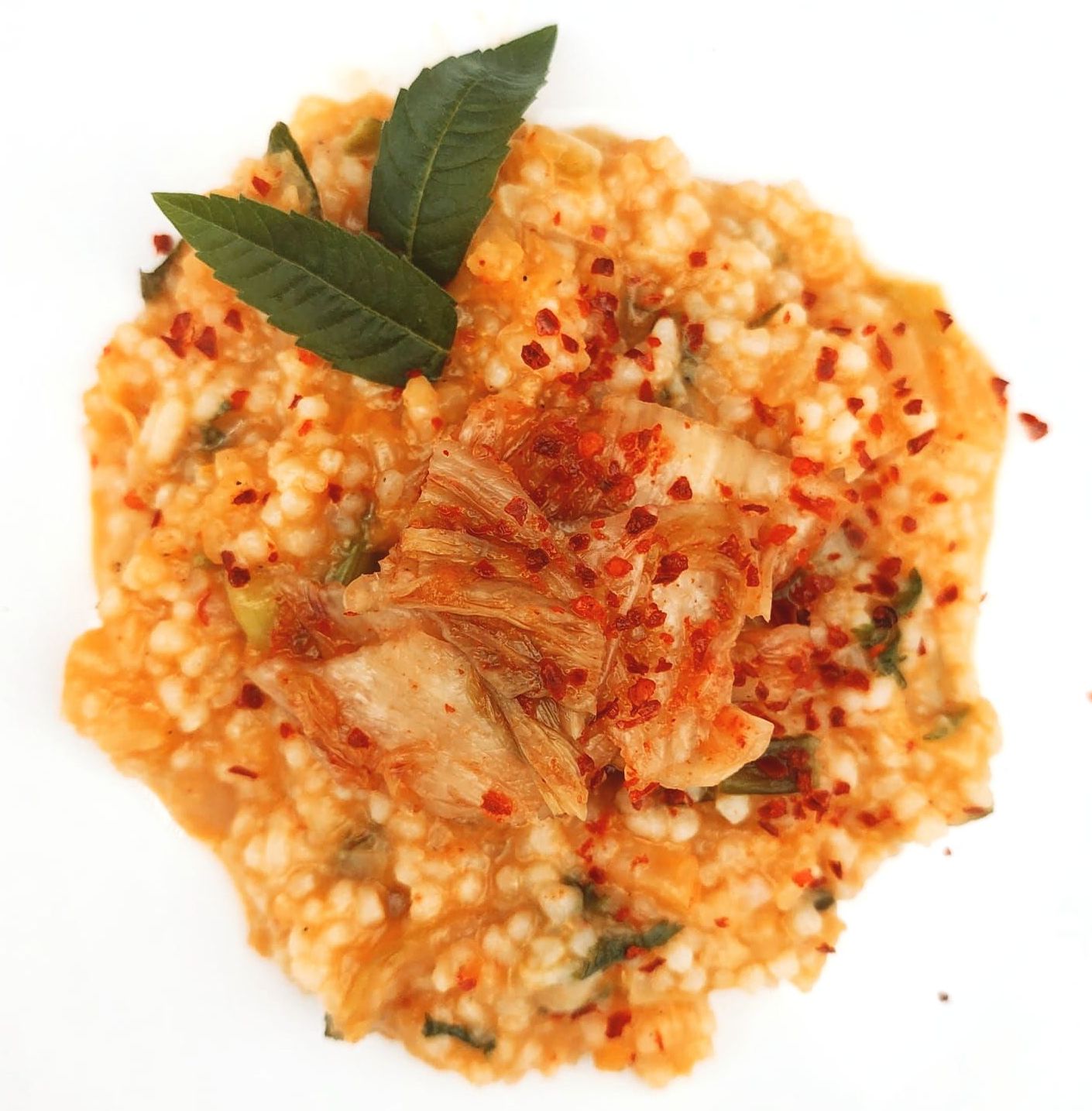 Un gros plan d'une assiette de nourriture avec une feuille de menthe dessus