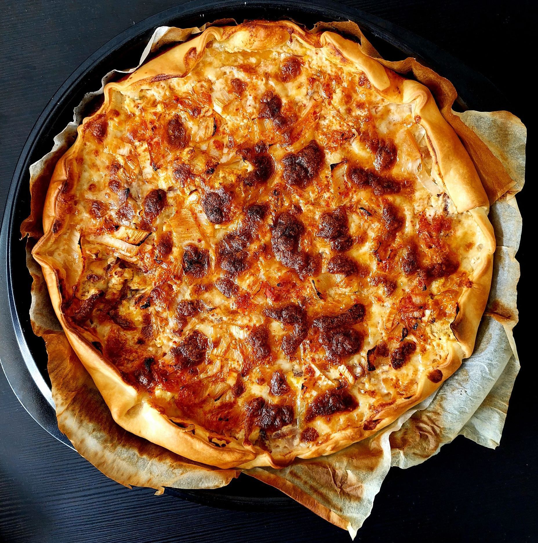 Une pizza avec beaucoup de fromage dessus