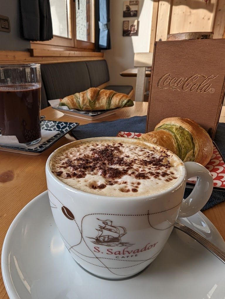 Cappuccino e cornetti bar alta valle