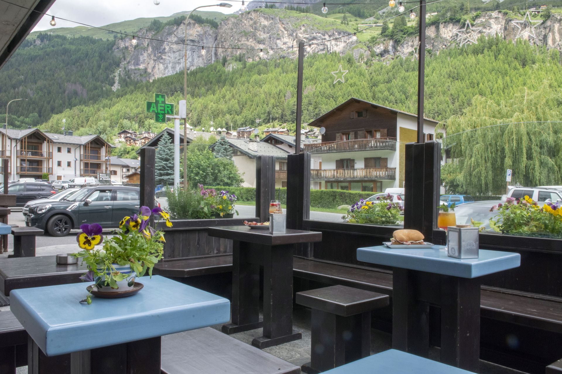 Aperitivo bar alta valle vista montagna