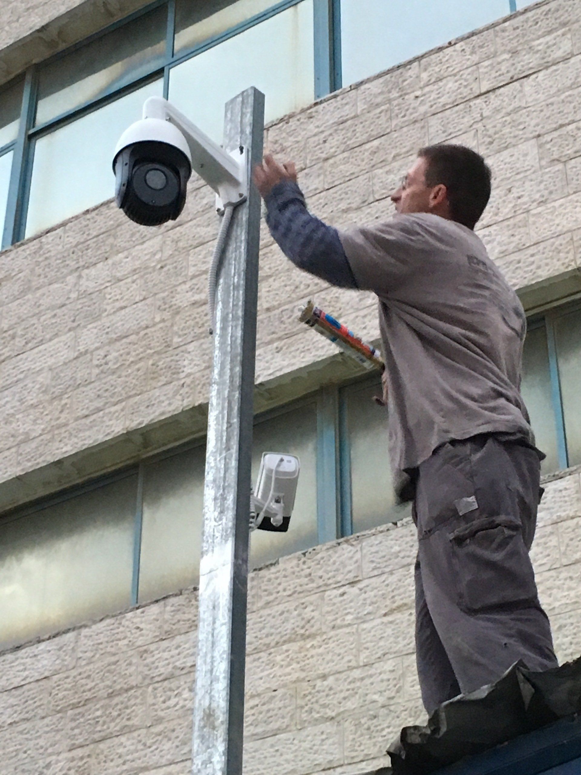 מיגוון מצלמות אבטחה