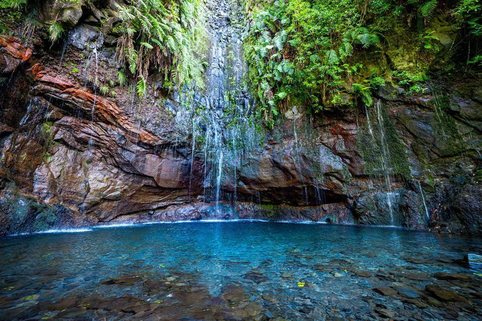 Wandern auf Madeira zu Lagune mit Wasserfall