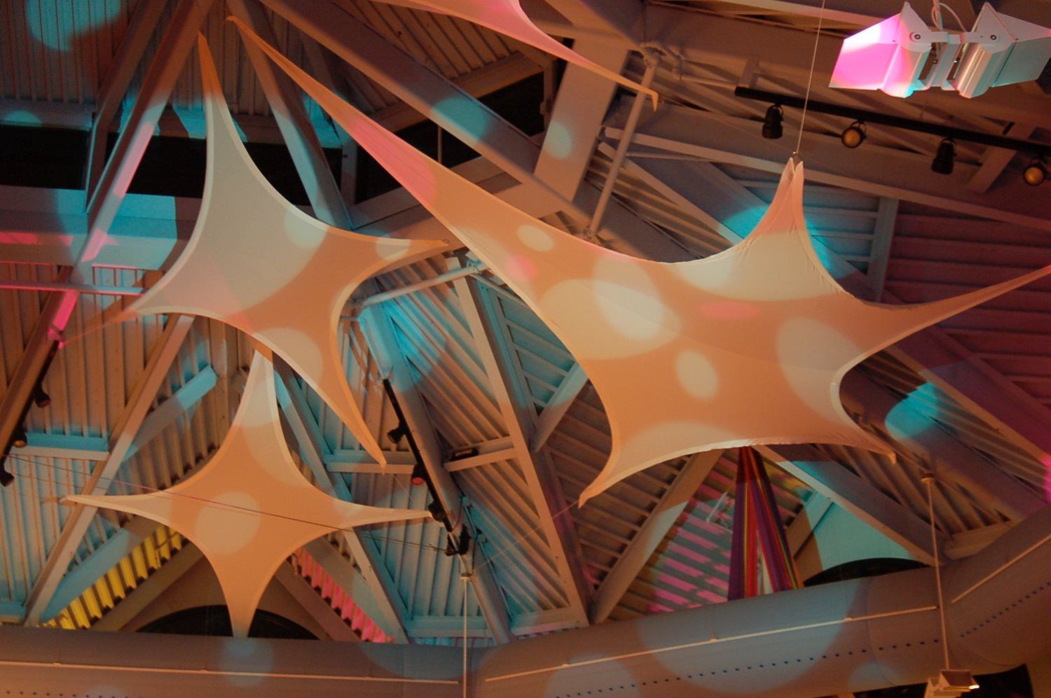 A ceiling with a lot of lights hanging from it