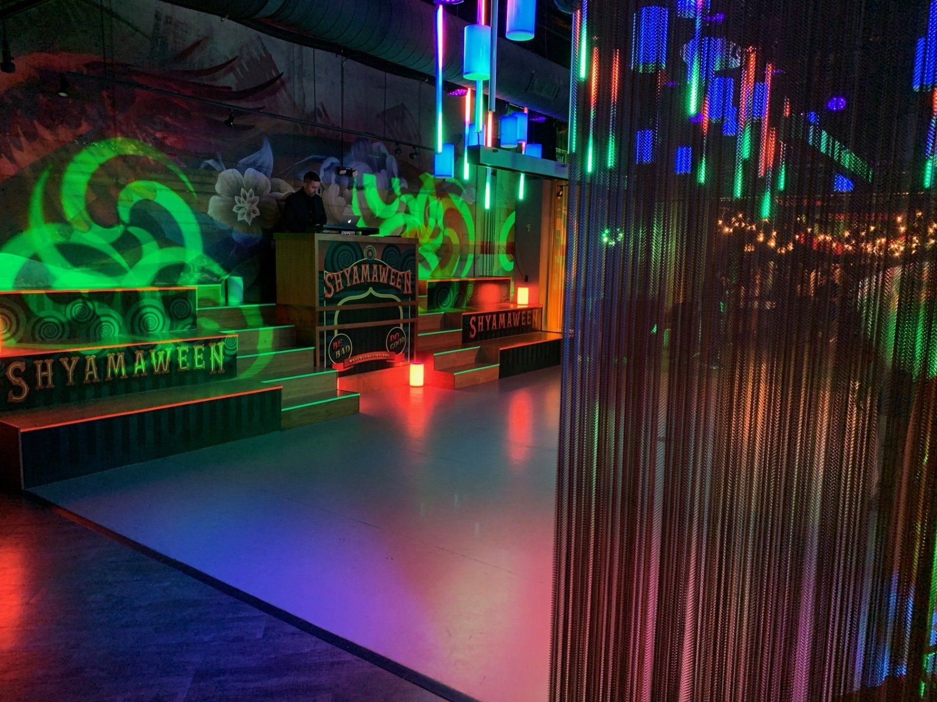 A room with a lot of lights and a sign that says shyamaleen