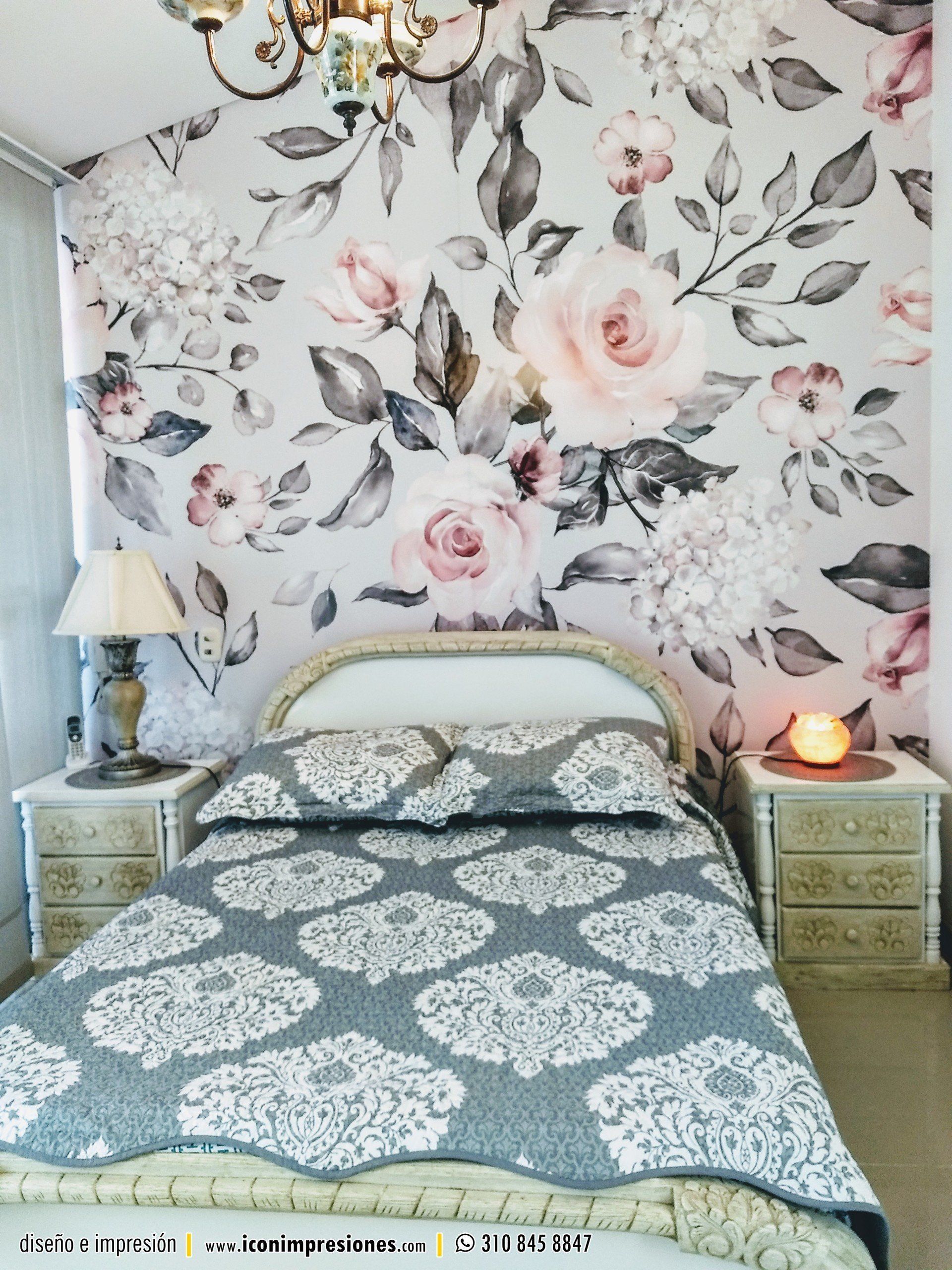 Foto mural de flores rosadas con hojas grises impreso en vinilo adhesivo mate instalado en habitación principal