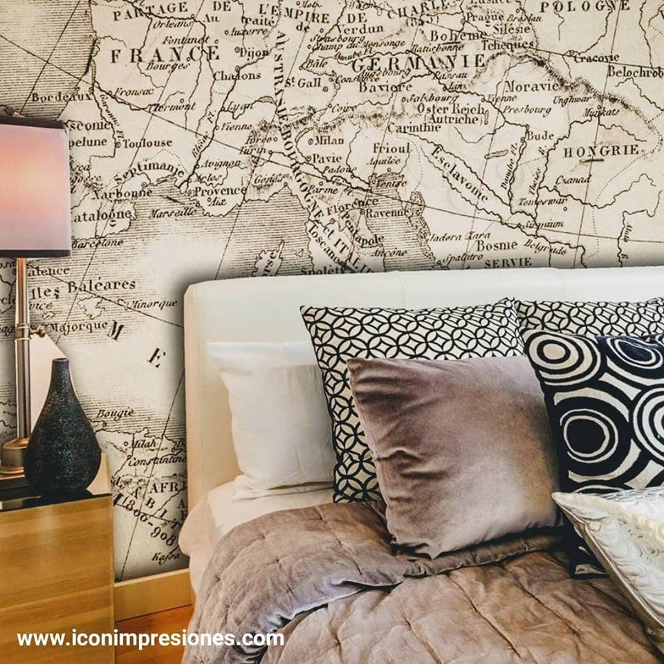Habitación con foto mural estilo vintage de mapamundi en la pared cabecera de cama