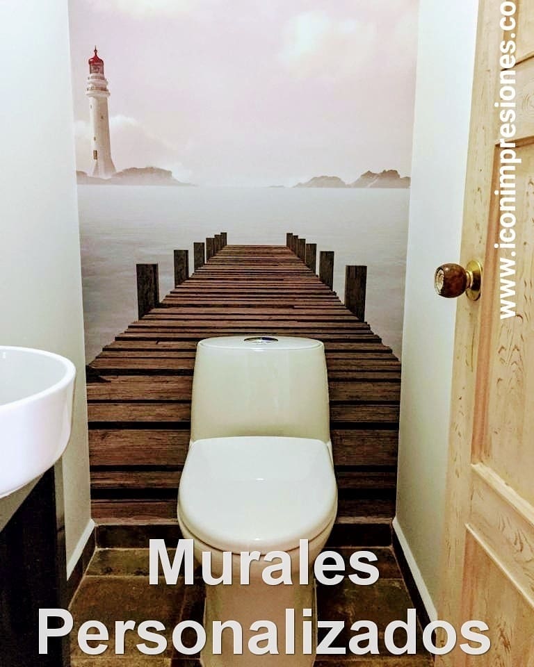Foto mural en baño social para dar sensación de profundidad con imagen de muelle en color sepia