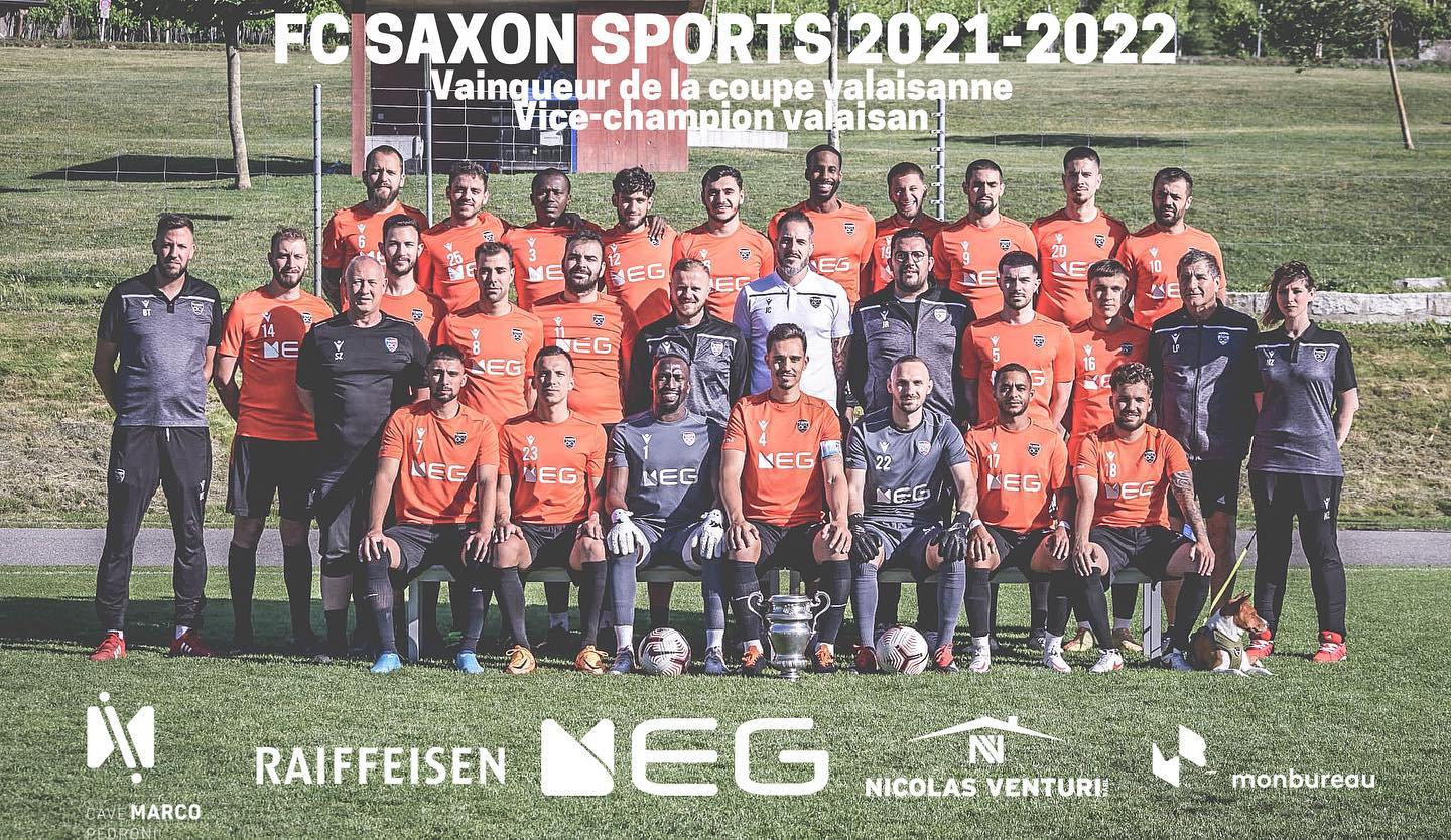 Un groupe de joueurs de football pose pour une photo d'équipe.