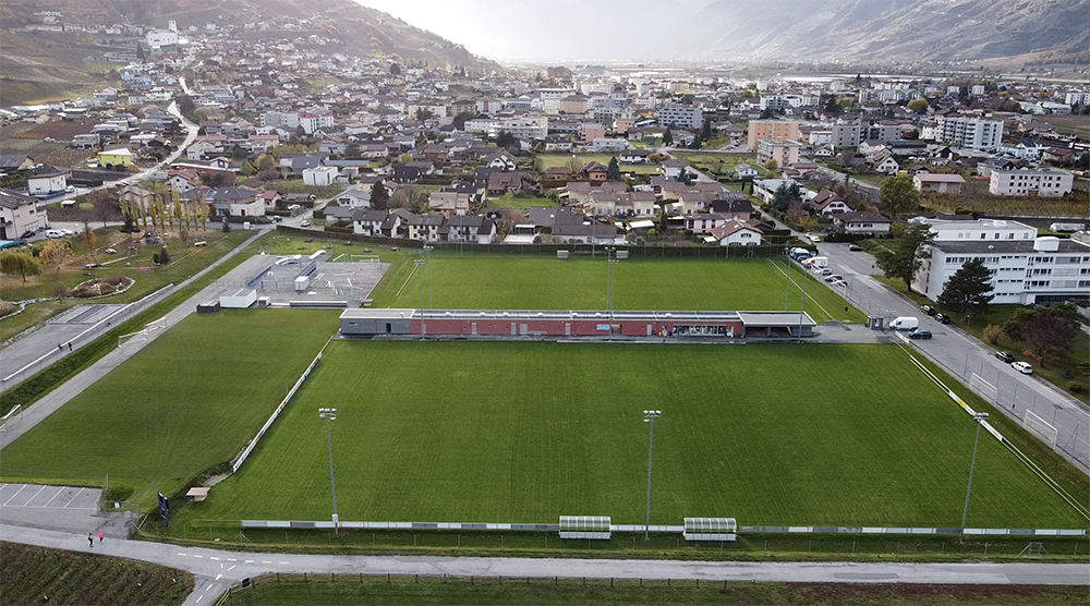 Une vue aérienne d'un terrain de football dans une petite ville