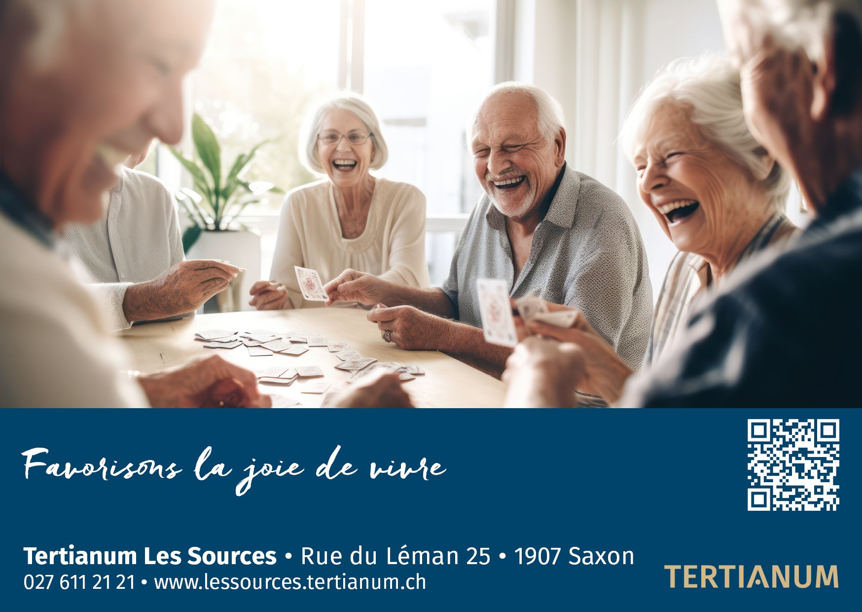 Un groupe de personnes âgées sont assises autour d'une table et jouent aux cartes.