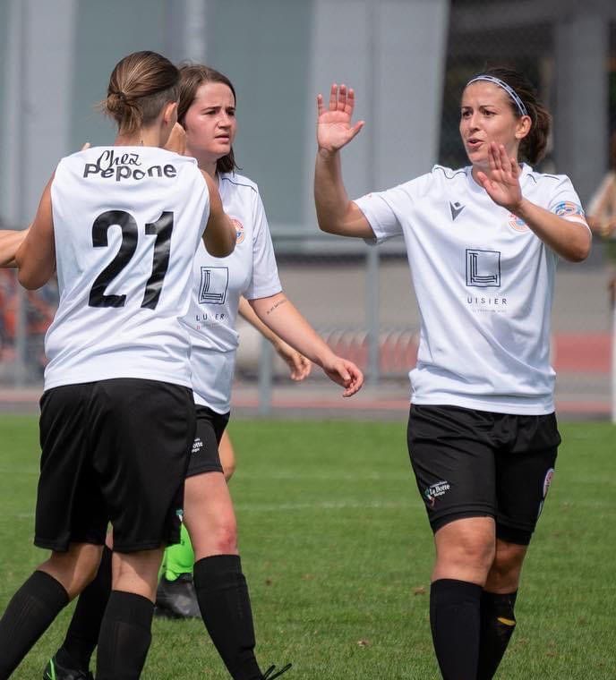 Une joueuse de football avec le numéro 21 sur le dos