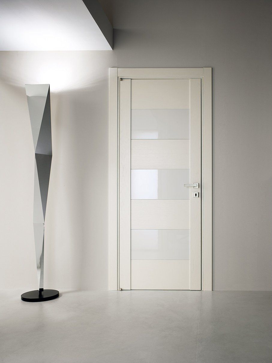 porta per interni con vetro e rifiniture in legno