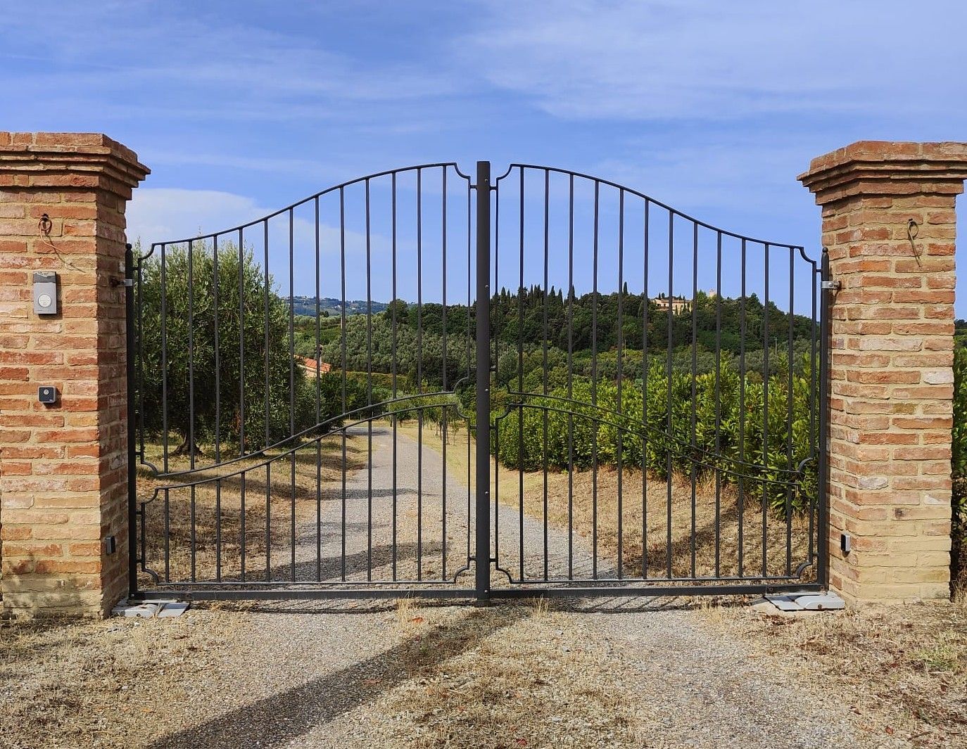 cancello nero e scale in ferro