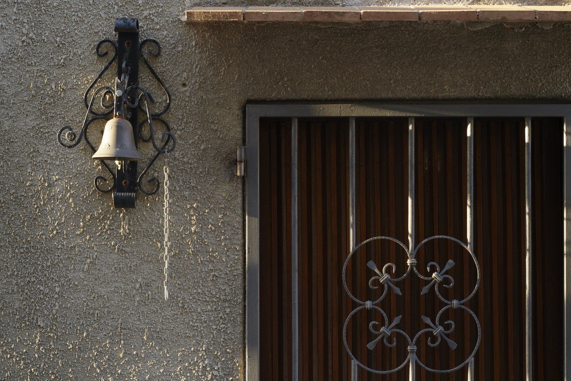 porta ad arco grigia in ferro