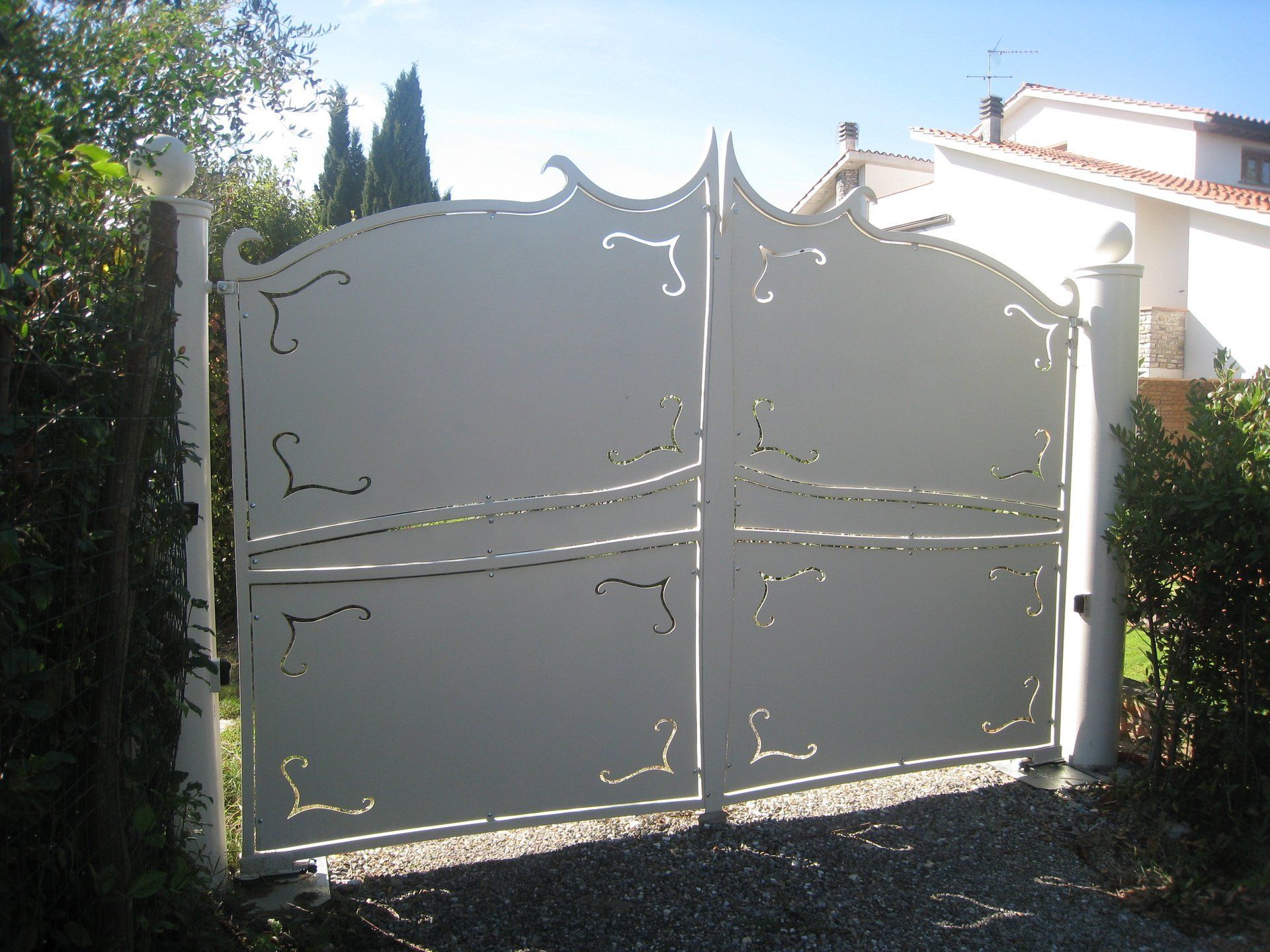cancello in ferro bianco con decori