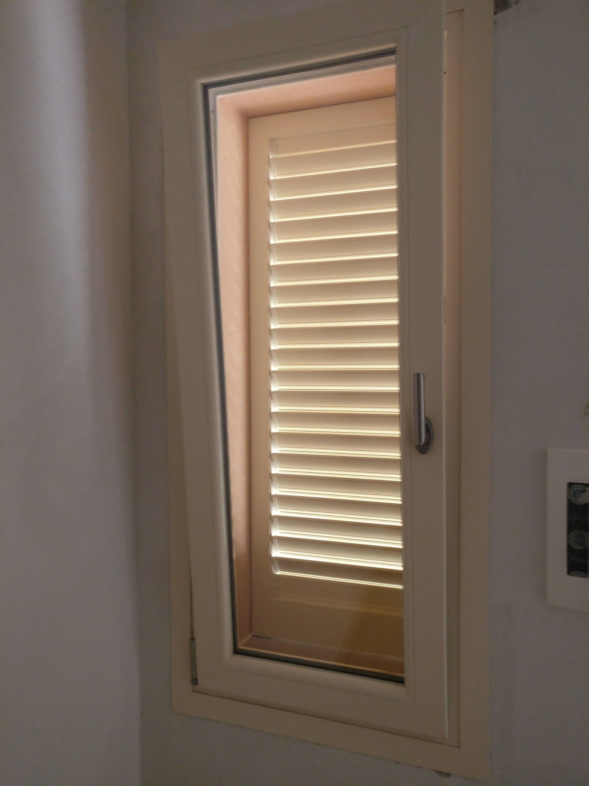 finestra bianca con serrande esterne