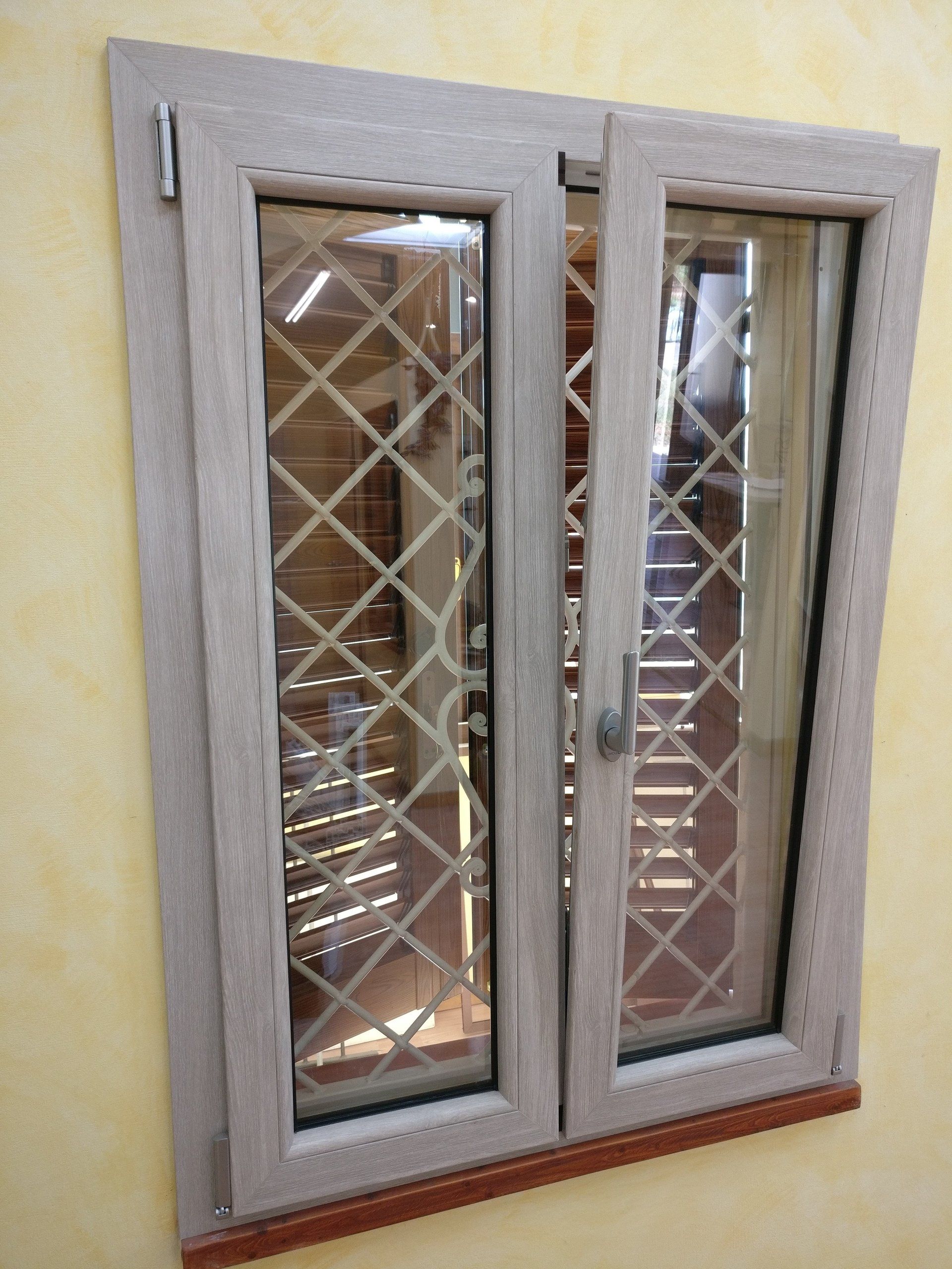 finestra bianca aperta dall' alto con grate esterna