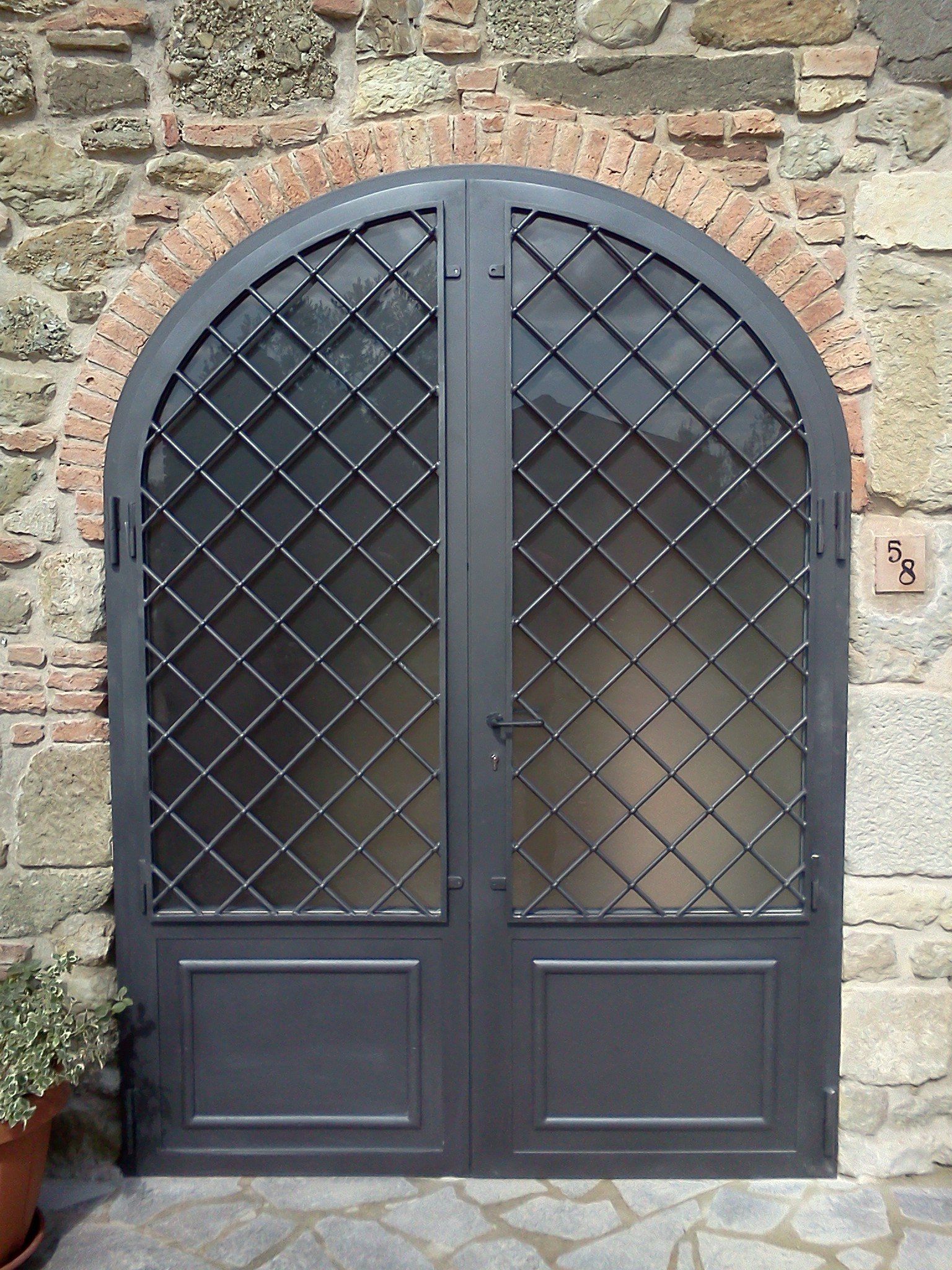 porta ad arco grigia in ferro