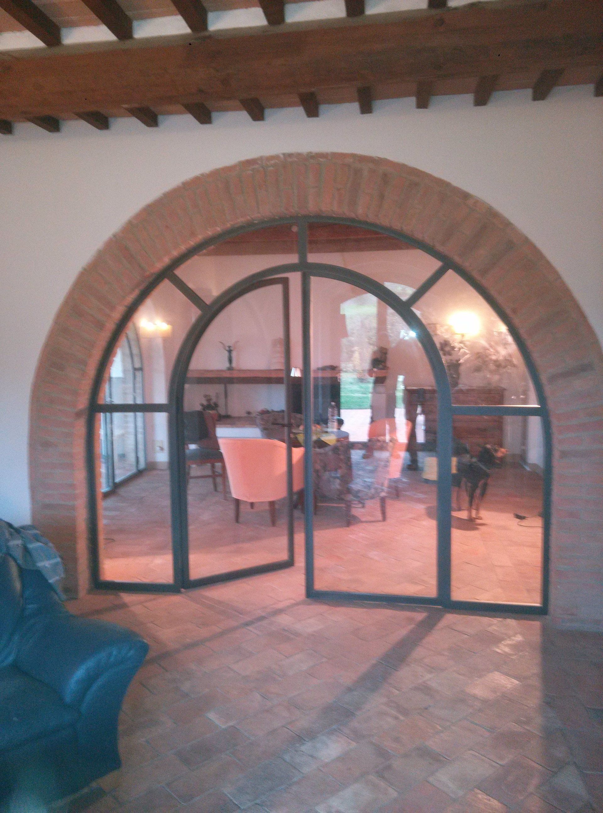 porta in ferro e vetro con arco