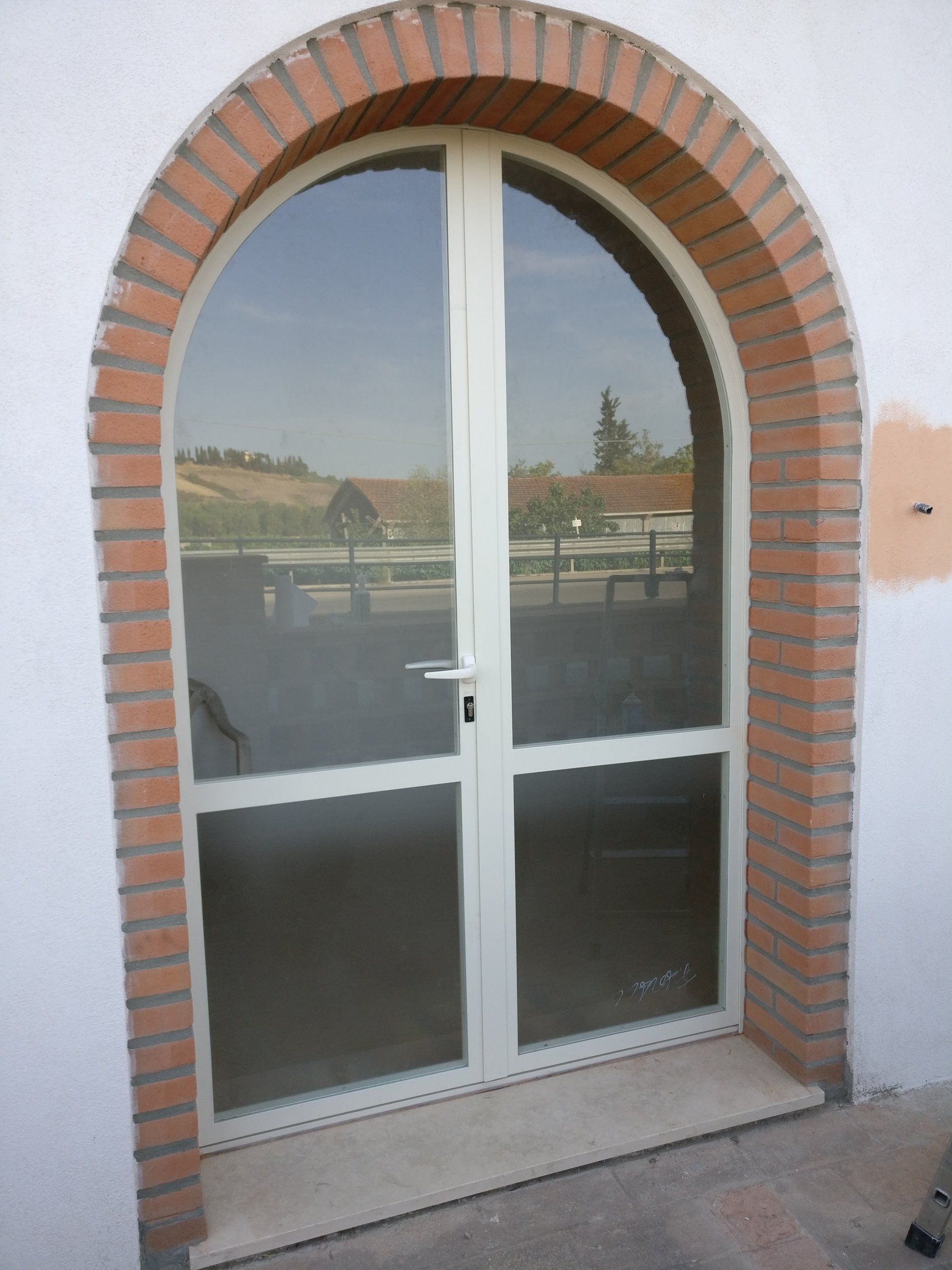 porta in ferro e vetro con arco
