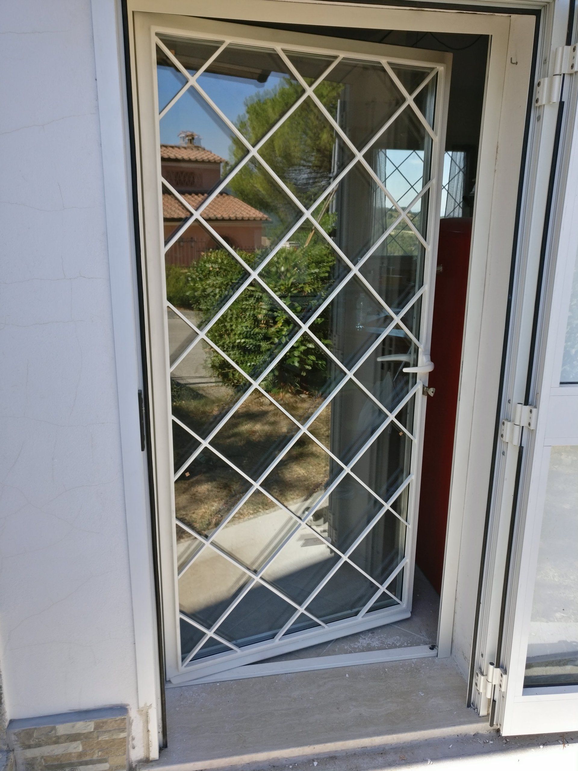 finestra con grata di sicurezza in ferro