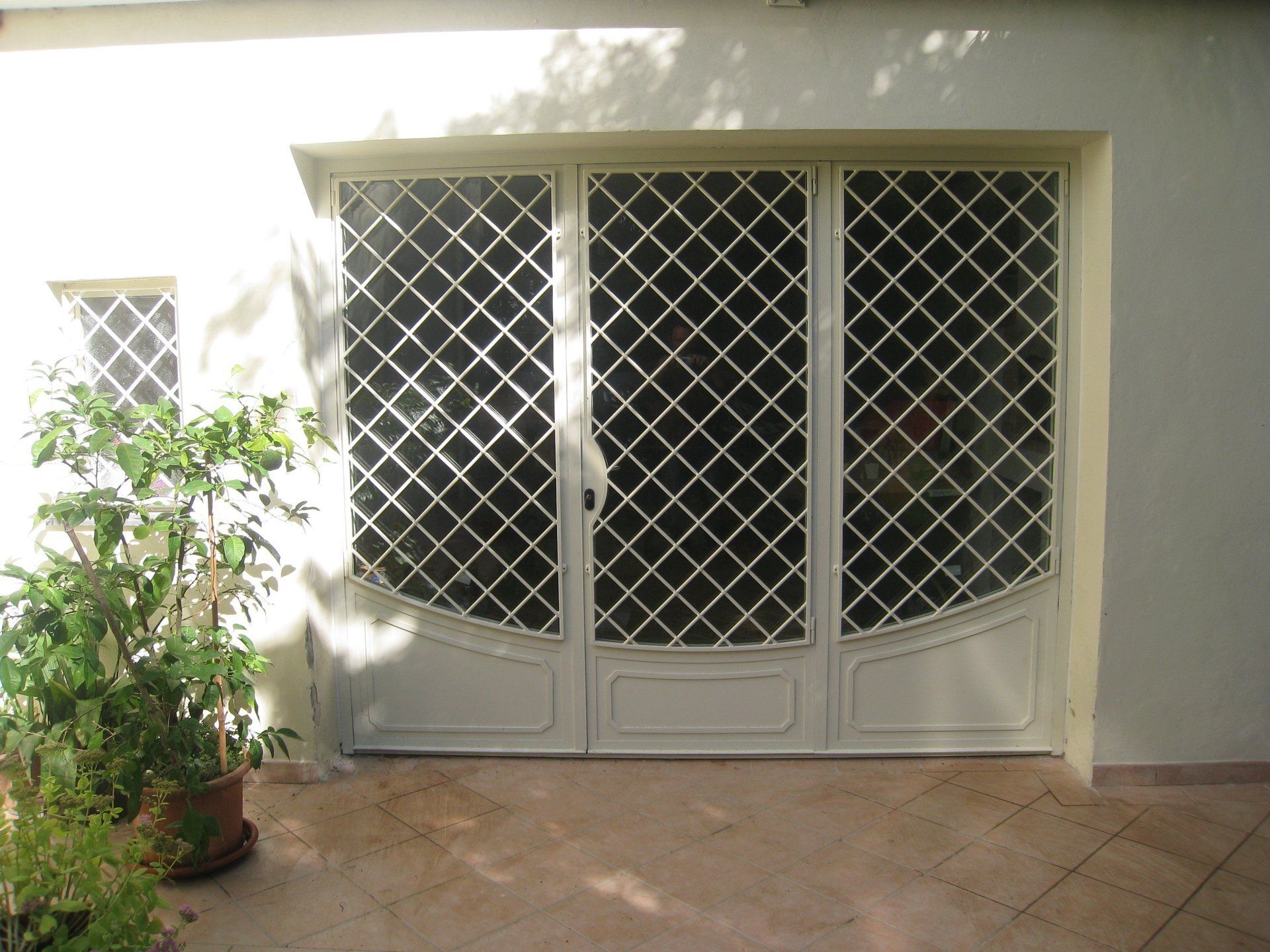 porta bianca da esterni con grata