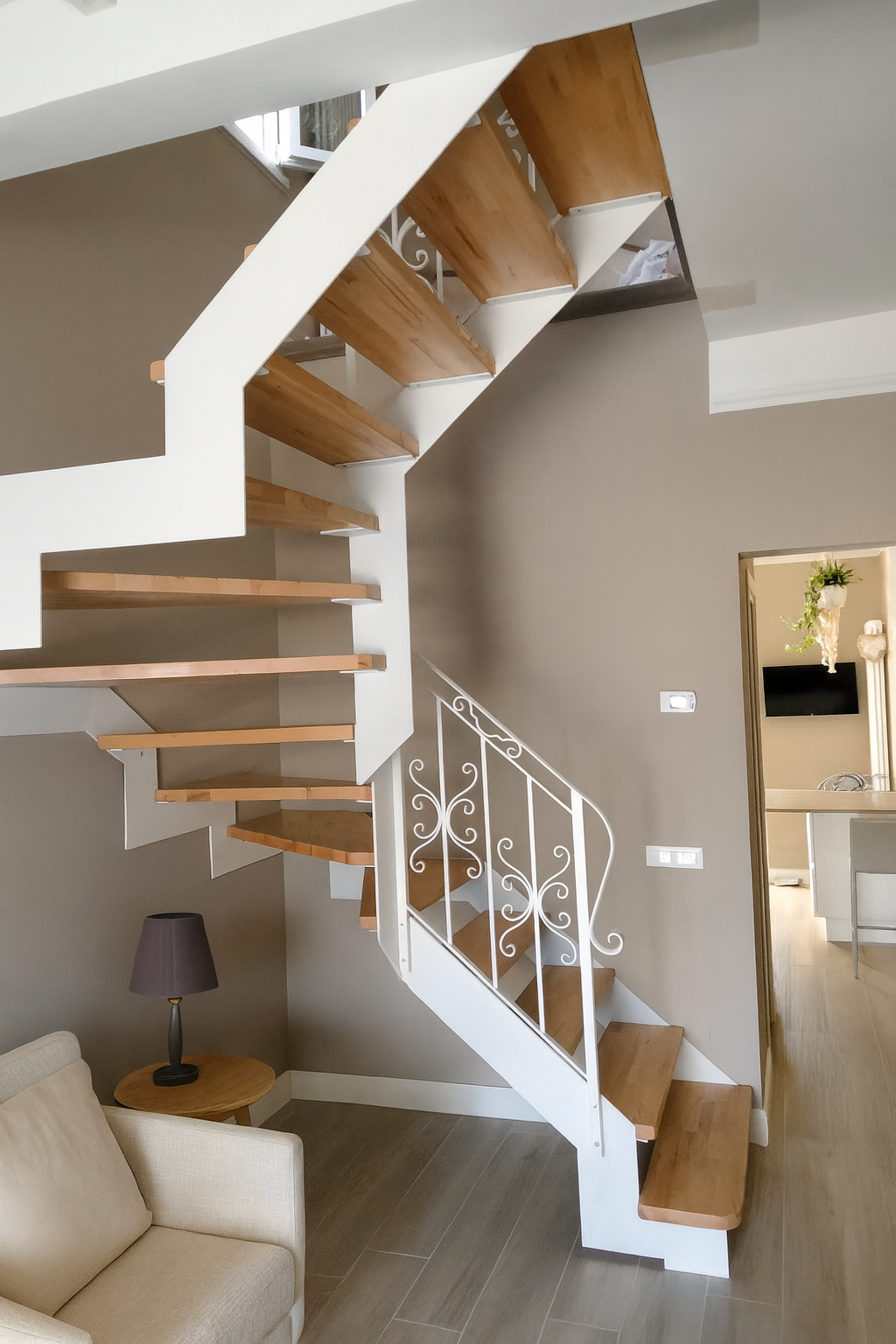 finestra in legno con grata bianca