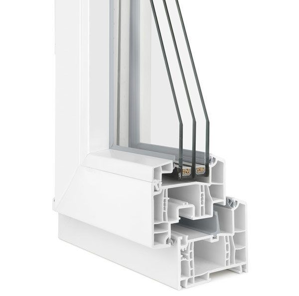 finestra in legno con grata bianca