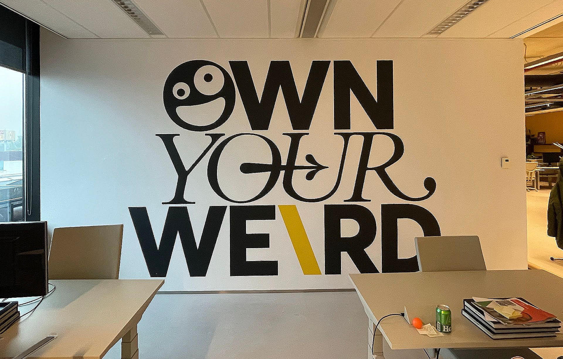 kantoor staat een fotobehang met de tekst 