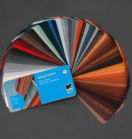 Een waaier met architectonische kleurstalen die een breed spectrum aan tinten, texturen en houtnerfafwerkingen omvat.