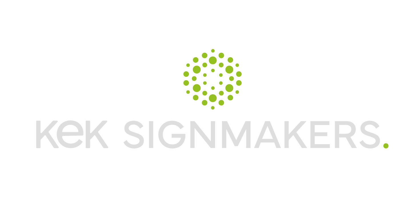 Logo voor KEK SIGNMAKERS met een groen cirkelvormig geometrisch icoon boven de tekst en een klein groen vierkantje