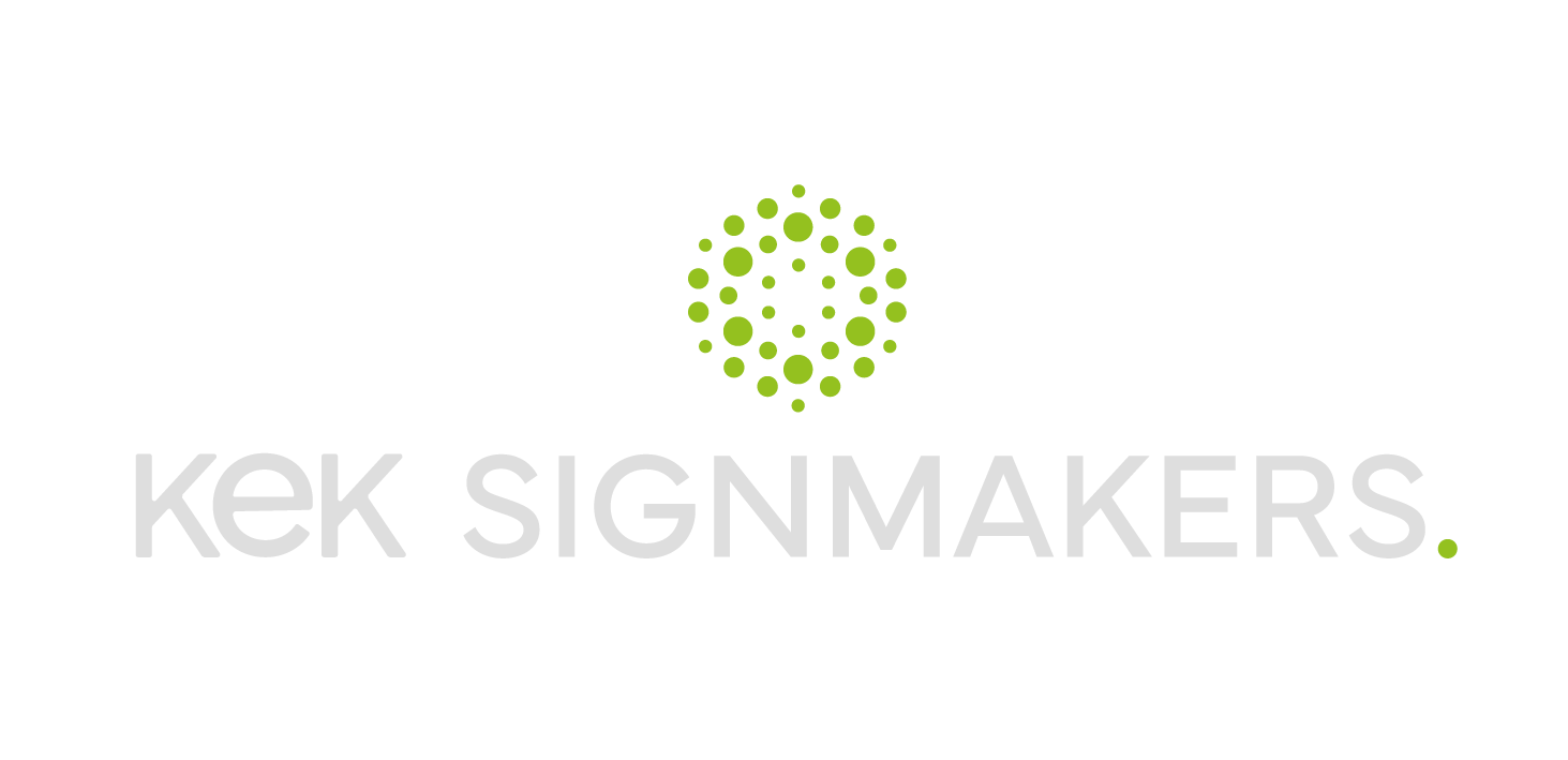 Logo voor KEK Signmakers, met een lichtgroen cirkelvormig pictogram van stippen boven grijze tekst, met een kleine groene st