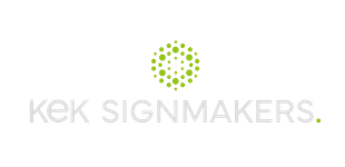 Logo voor KEK Signmakers, met een lichtgroen cirkelvormig pictogram van stippen boven grijze tekst, met een kleine groene st