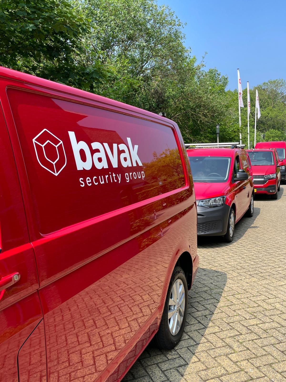 Een rij felrode werkbusjes met witte 