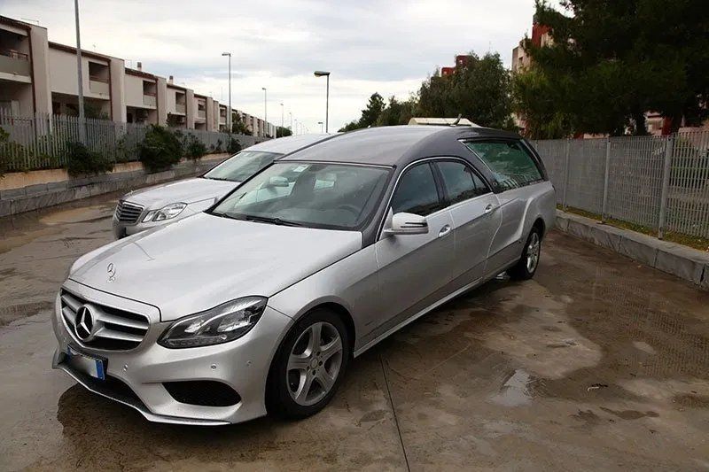 auto per trasferimenti della salma in Italia e all'estero