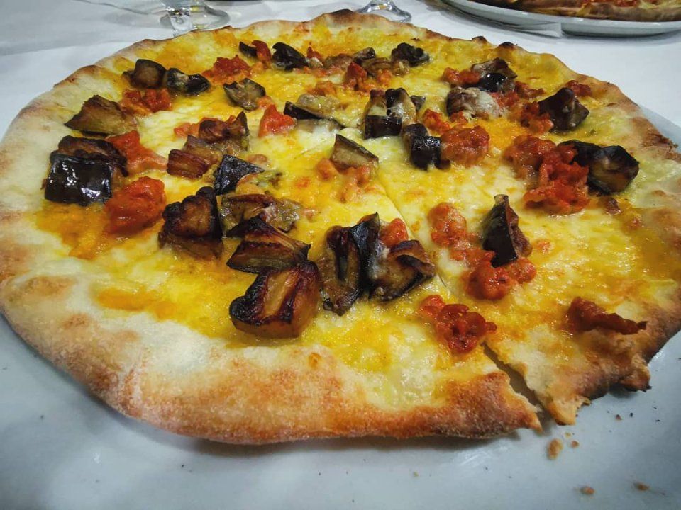 pizza con mais e melanzane