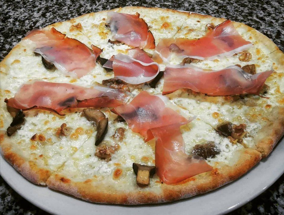 pizza bianca con speck