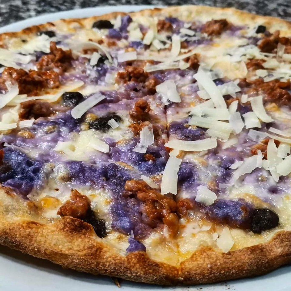 pizza con vari condimenti