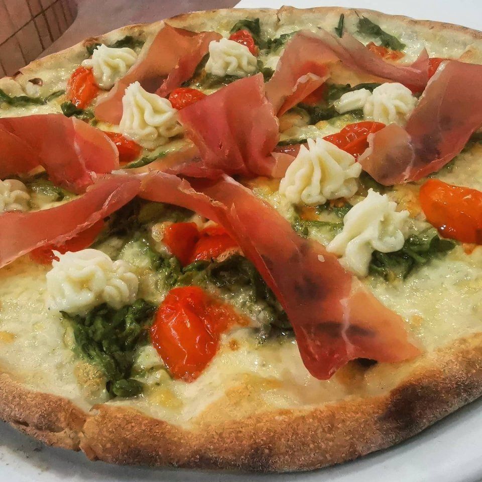 pizza con pomodorini e prosciutto