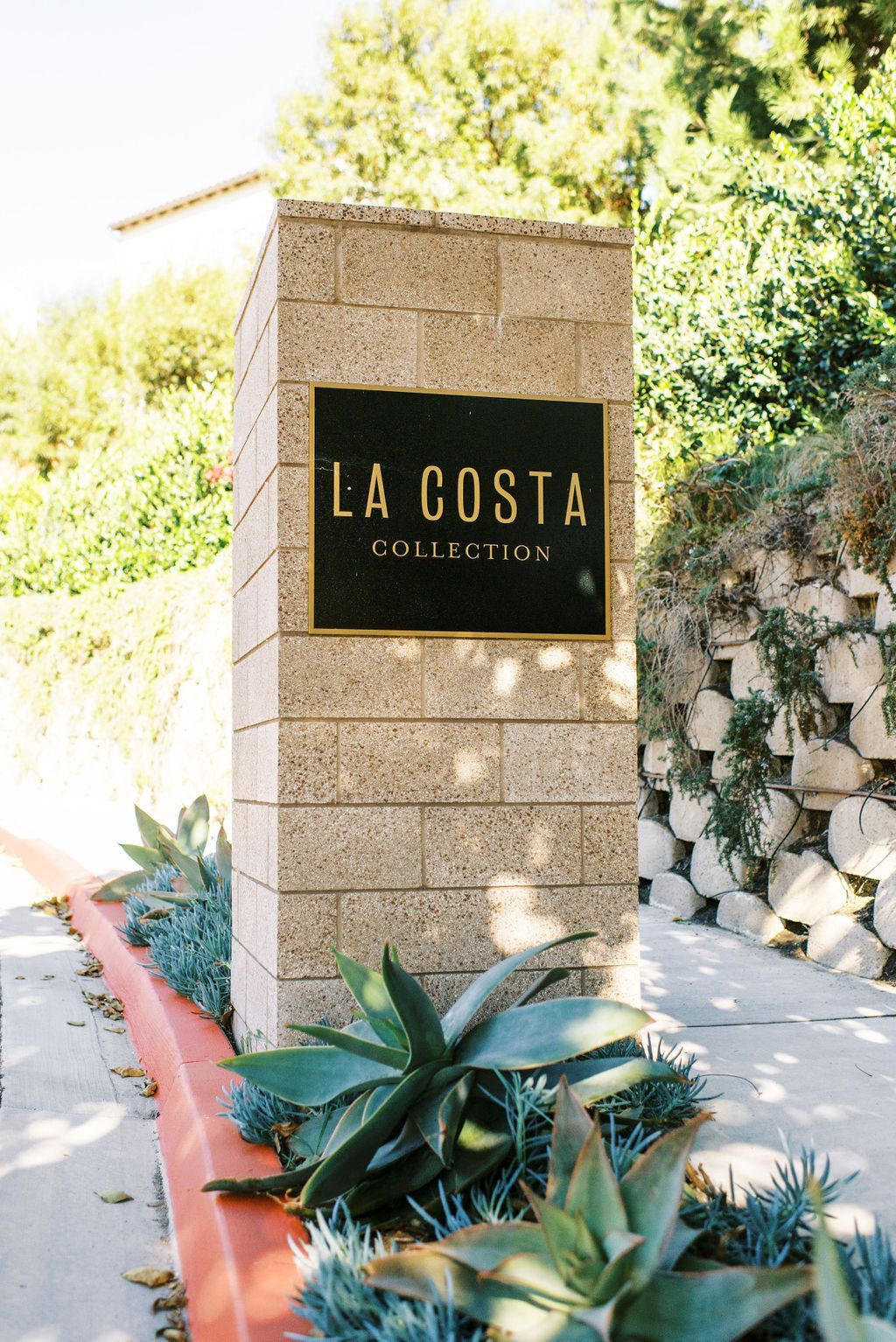 a sign that says ' l' acosta collection ' on it