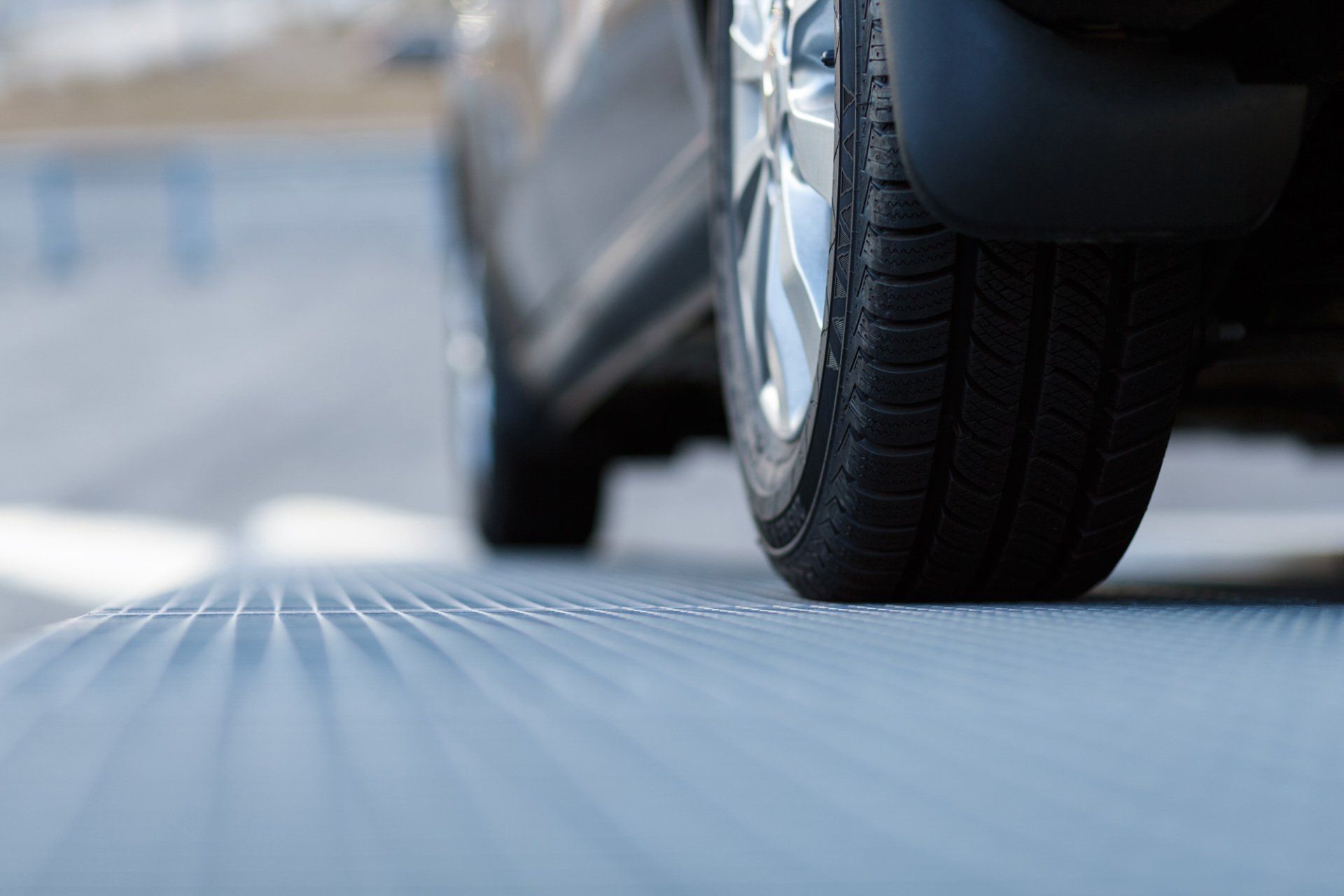 particolare gomma auto su strada