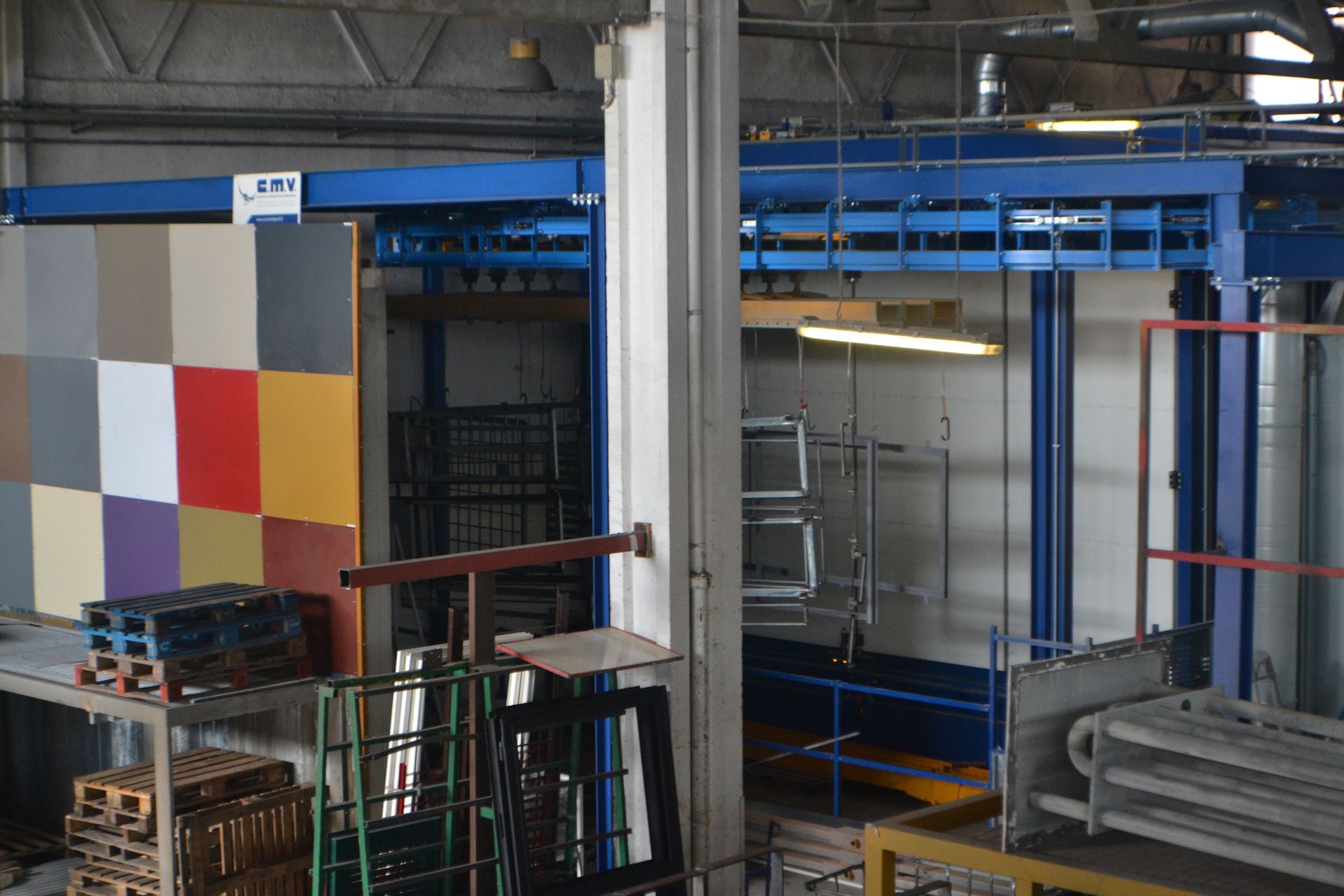 Un magazzino pieno di scatole e un macchinario.