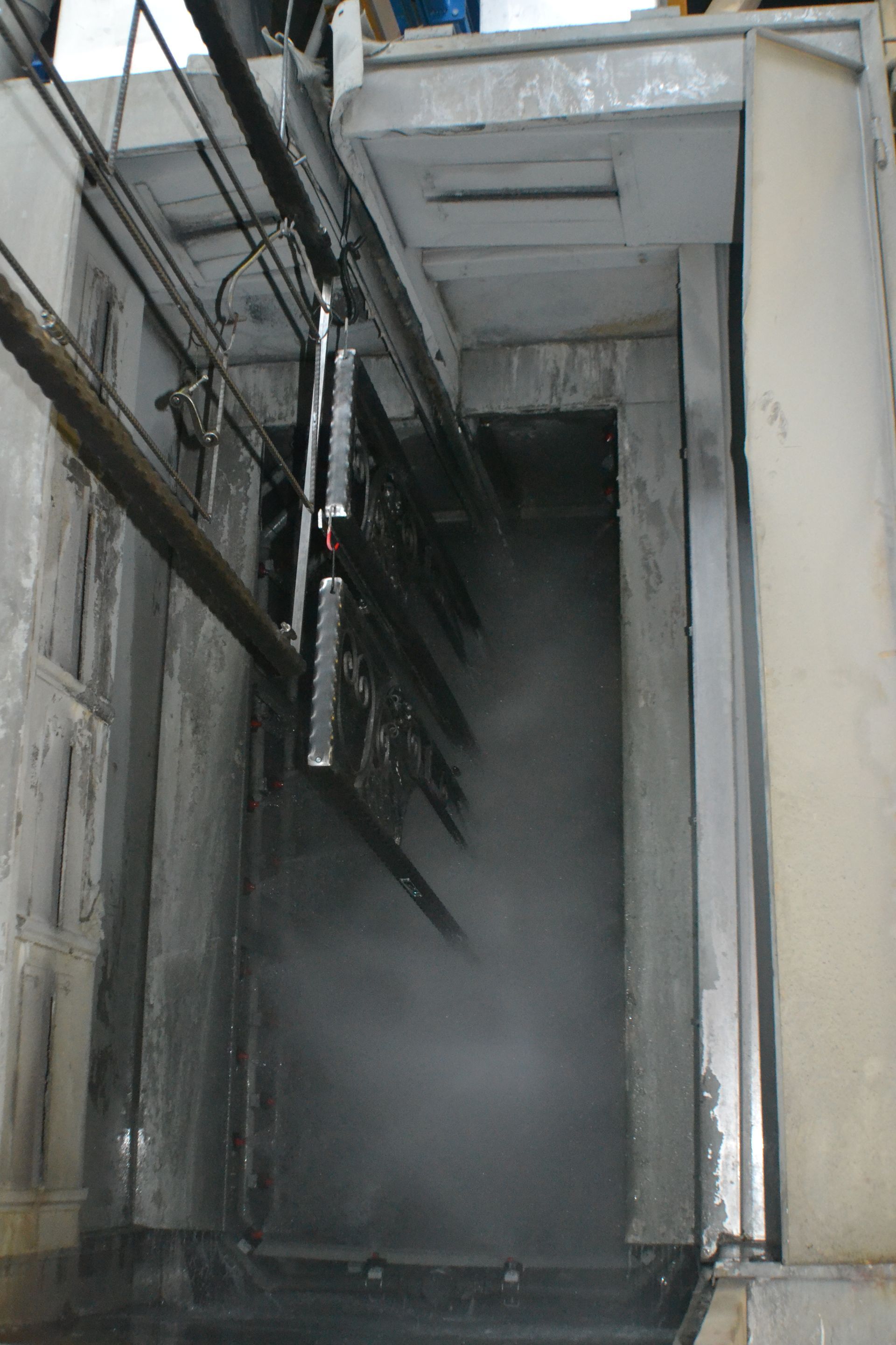 Una scala con ringhiera in acciaio inox e acqua che esce da essa