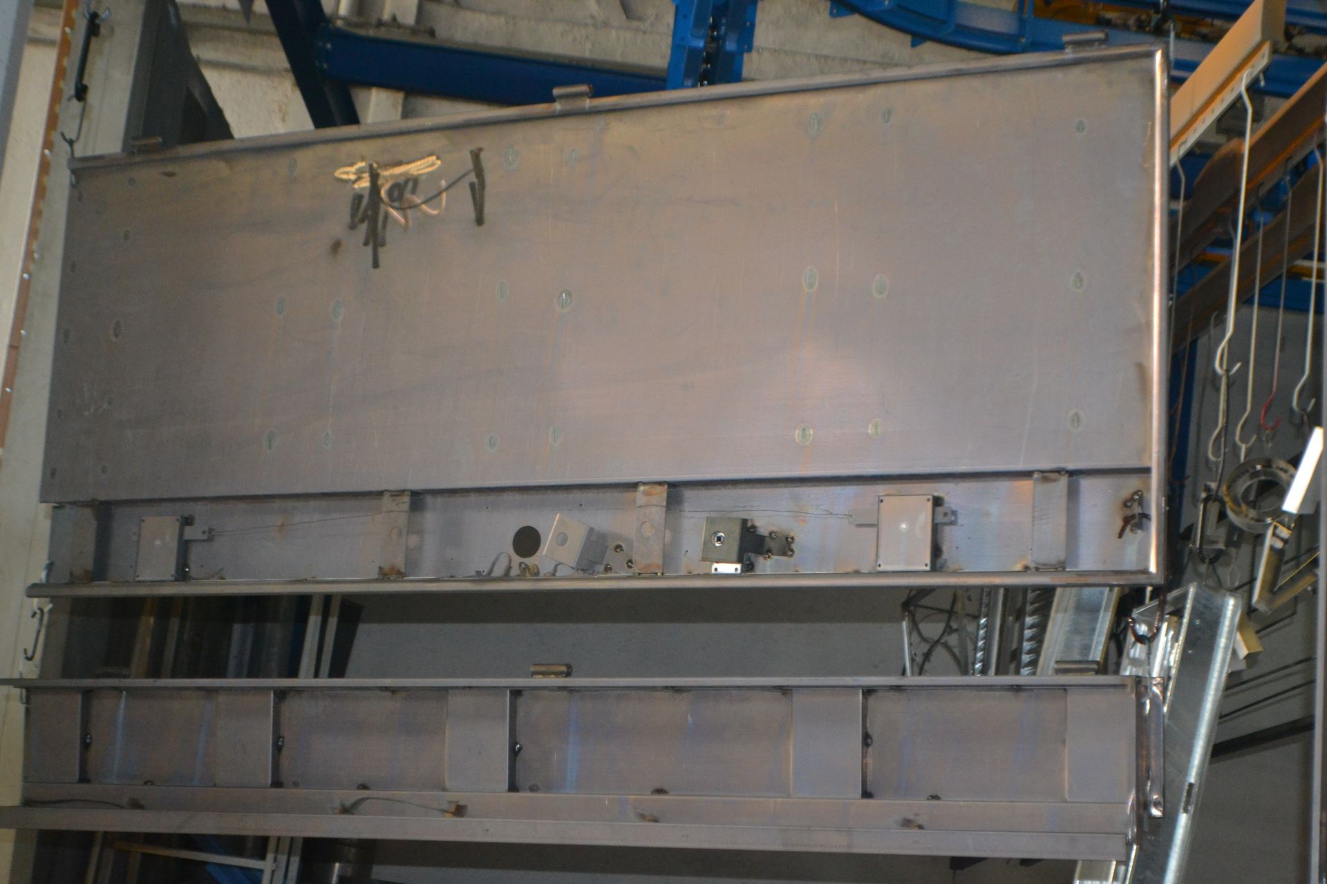 Una grande scatola di metallo con la lettera t sopra