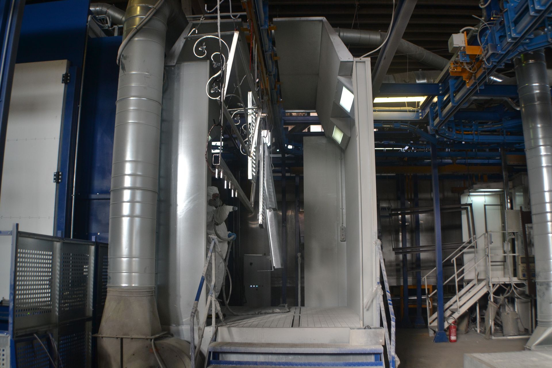 Una fabbrica con un sacco di tubi e scale