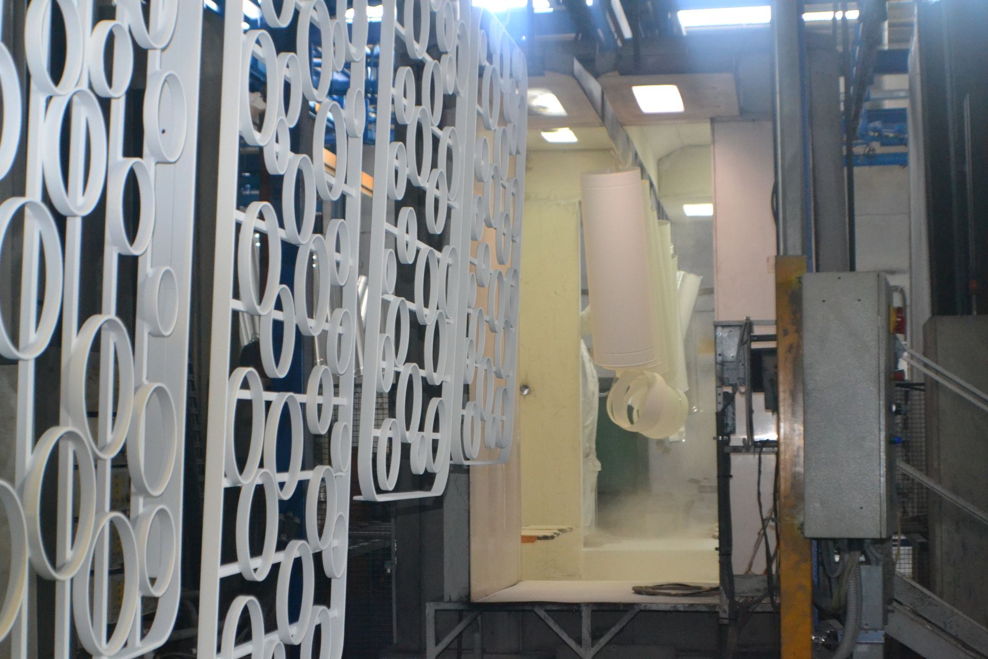 Un mucchio di pezzi di metallo accatastati uno sopra l'altro