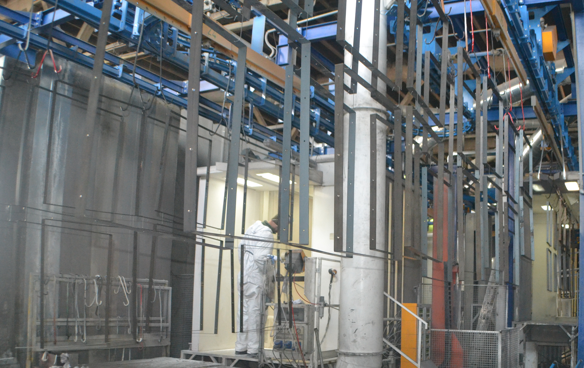 Un uomo sta lavorando a una macchina in una fabbrica.